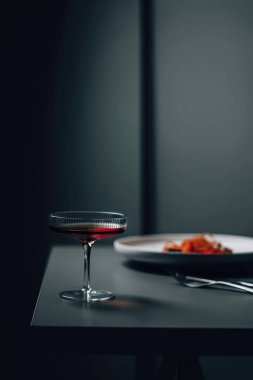 Restoranlarda içkilerin, içkilerin, yaz içkilerinin güzel fotoğrafları. 