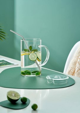Limonata, karışık içecekler, yaz içkilerinin güzel fotoğrafları. 
