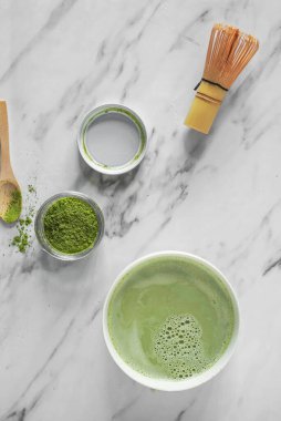 Matcha ve Matcha içeceklerinin güzel görüntüleri, stüdyoda matcha çayının nasıl hazırlanacağı.