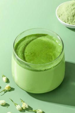 Matcha ve Matcha içeceklerinin güzel görüntüleri, stüdyoda matcha çayının nasıl hazırlanacağı.