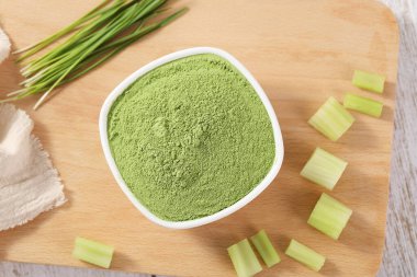 Matcha ve Matcha içeceklerinin güzel görüntüleri, stüdyoda matcha çayının nasıl hazırlanacağı.