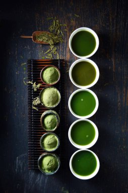 Matcha ve Matcha içeceklerinin güzel görüntüleri, stüdyoda matcha çayının nasıl hazırlanacağı.