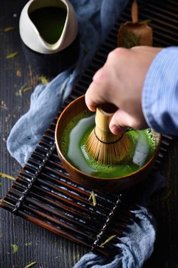 Matcha ve Matcha içeceklerinin güzel görüntüleri, stüdyoda matcha çayının nasıl hazırlanacağı.