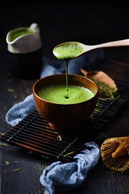 Matcha ve Matcha içeceklerinin güzel görüntüleri, stüdyoda matcha çayının nasıl hazırlanacağı.