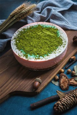 Matcha ve Matcha içeceklerinin güzel görüntüleri, stüdyoda matcha çayının nasıl hazırlanacağı.