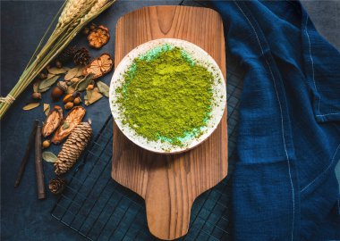Matcha ve Matcha içeceklerinin güzel görüntüleri, stüdyoda matcha çayının nasıl hazırlanacağı.