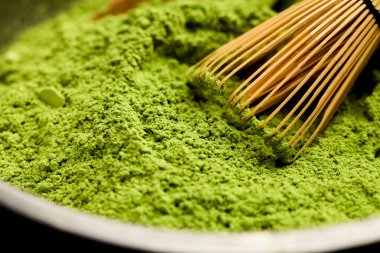 Matcha ve Matcha içeceklerinin güzel görüntüleri, stüdyoda matcha çayının nasıl hazırlanacağı.