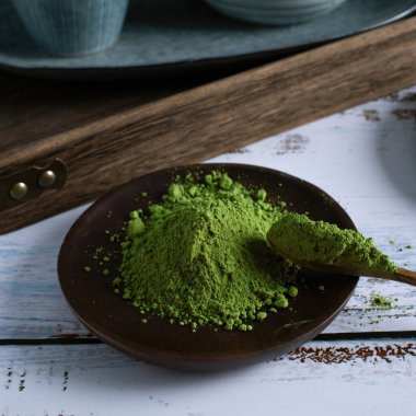 Matcha ve Matcha içeceklerinin güzel görüntüleri, stüdyoda matcha çayının nasıl hazırlanacağı.