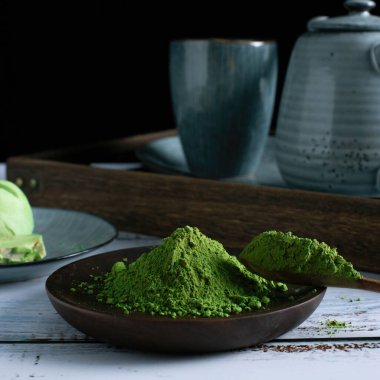 Matcha ve Matcha içeceklerinin güzel görüntüleri, stüdyoda matcha çayının nasıl hazırlanacağı.