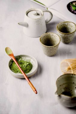 Matcha ve Matcha içeceklerinin güzel görüntüleri, stüdyoda matcha çayının nasıl hazırlanacağı.