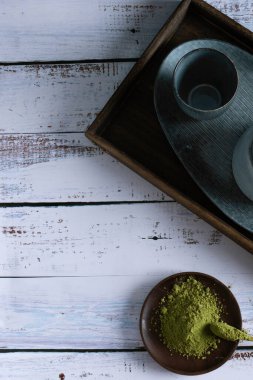 Matcha ve Matcha içeceklerinin güzel görüntüleri, stüdyoda matcha çayının nasıl hazırlanacağı.