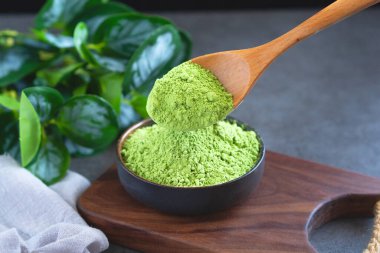 Matcha ve Matcha içeceklerinin güzel görüntüleri, stüdyoda matcha çayının nasıl hazırlanacağı.