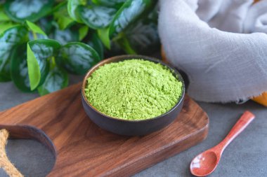 Matcha ve Matcha içeceklerinin güzel görüntüleri, stüdyoda matcha çayının nasıl hazırlanacağı.