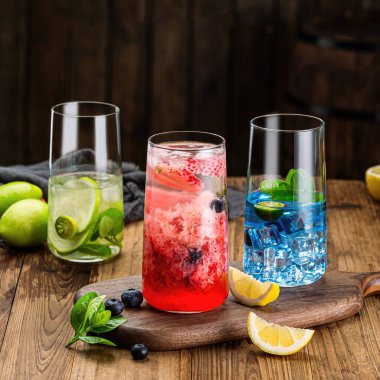 Restoranlardaki renkli içeceklerin güzel görüntüleri, güzel meyve suyu resimleri.