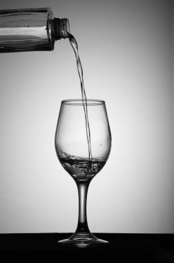 Doldurulmuş şarabın, kırık şarap kadehinin ve içkiyi bırakmanın güzel görüntüleri