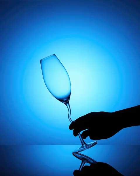 Doldurulmuş Şarabın Kırık Şarap Kadehinin Içkiyi Bırakmanın Güzel Görüntüleri — Stok fotoğraf