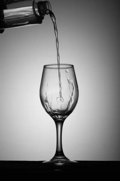 Όμορφες Εικόνες Χύνοντας Κρασί Σπασμένα Ποτήρια Κρασιού Και Κόβοντας Ποτό — Φωτογραφία Αρχείου