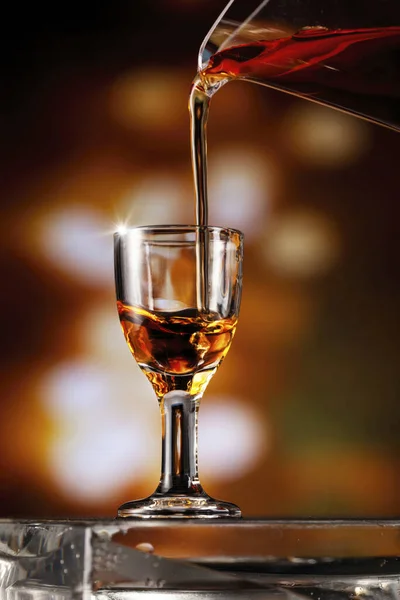最好的杯子能使最好的饮料尝起来更好 一杯葡萄酒的照片 — 图库照片