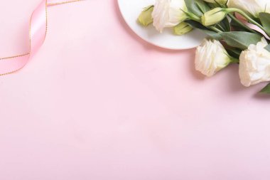 Ürün gösterimi için gül duvar kâğıdı, güllerin üzerinde ürünlerin sergilenmesi, pembe arkaplan
