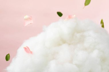 Ürün gösterimi için gül duvar kâğıdı, güllerin üzerinde ürünlerin sergilenmesi, pembe arkaplan