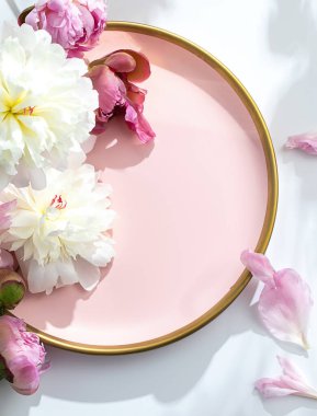 Ürün gösterimi için gül duvar kâğıdı, güllerin üzerinde ürünlerin sergilenmesi, pembe arkaplan