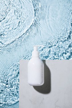 Kozmetik şişeleri, kavanoz, tasarım losyonu, etiketleme, logolar ve kozmetik gerçekçi modeller.