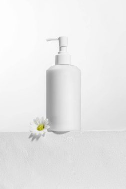 Kozmetik şişeleri, kavanoz, tasarım losyonu, etiketleme, logolar ve kozmetik gerçekçi modeller.