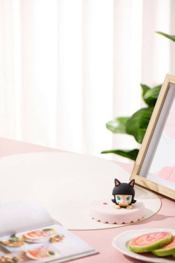 Çocuklar için sevimli ve tapılası bir sahne, ürün arkaplanı, oyuncu ve etkileşimli çocuk ortamı