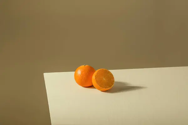 Orangefarbener Hintergrund Für Die Darstellung Orangefarbener Produkte Orangensaft Hochwertige Bilder — Stockfoto