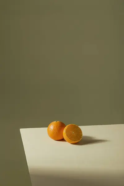 橙色背景的展示橙色产品 高品质的图像 — 图库照片