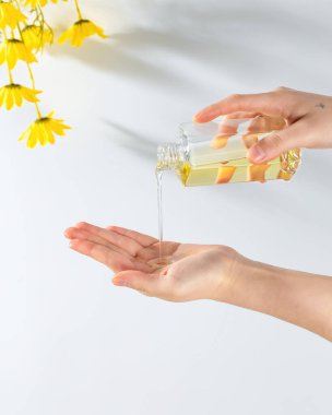 Kozmetik ürünler deneyen güzel kadın elleri, kozmetik ürünleri olan güzel eller, merhaba fotoğrafı.