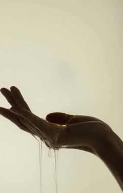 Kozmetik ürünler deneyen güzel kadın elleri, kozmetik ürünleri olan güzel eller, merhaba fotoğrafı.