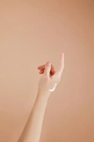 Mooie Vrouw Hand Bereidt Zich Voor Een Cosmetische Pot Houden — Stockfoto