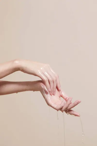 Obrázek Krásných Dámských Rukou Zkoušejících Kosmetiku Krásné Ruce Kosmetikou Res — Stock fotografie