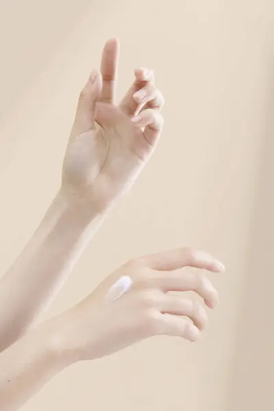 Afbeelding Van Mooie Vrouwen Handen Proberen Cosmetica Mooie Handen Met — Stockfoto
