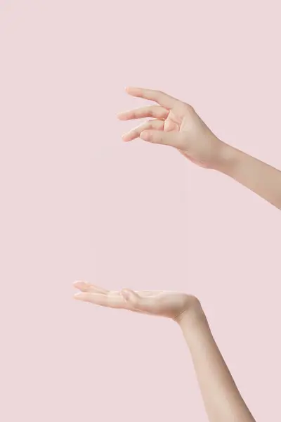 Imagem Belas Mãos Femininas Experimentando Cosméticos Belas Mãos Com Cosméticos — Fotografia de Stock