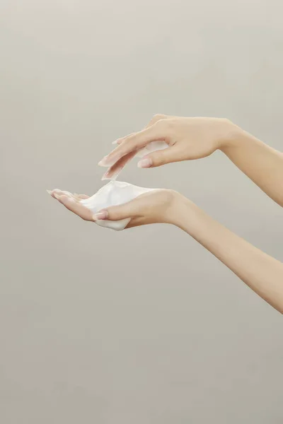 Kozmetik Ürünler Deneyen Güzel Kadın Elleri Kozmetik Ürünleri Olan Güzel — Stok fotoğraf