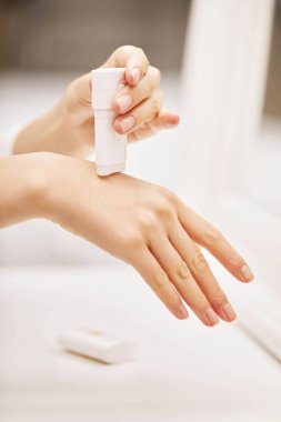 Güzel kadın eli, kadın eli sürme kremi, losyon, spa ve manikür konsepti, Fransız manikürlü kadın eli.,
