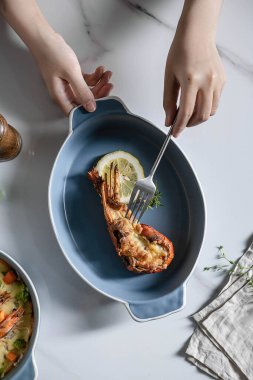 Evde yemek pişirme, yemek hazırlama, masada Asya yemekleri. 