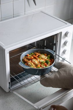 Evde yemek pişirme, yemek hazırlama, masada Asya yemekleri. 