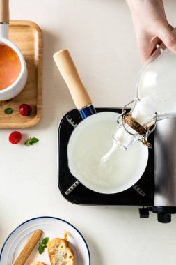 Evde yemek pişirme, yemek hazırlama, masada Asya yemekleri. 