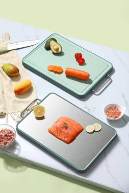 Evde yemek pişirme, yemek hazırlama, masada Asya yemekleri. 