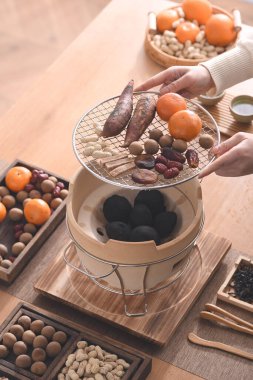 Evde yemek pişirme, yemek hazırlama, masada Asya yemekleri. 