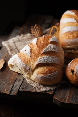 Restoranlarda yeni ekmek ve hamur işleri resimleri, yüksek kaliteli resimler      