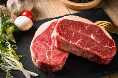 Çiğ et resimleri, çiğ et resimleri, çiğ domuz resimleri, restoranlarda işlenmiş et resimleri.
