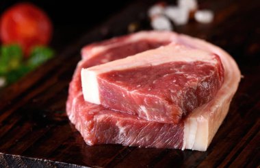 Çiğ et resimleri, çiğ et resimleri, çiğ domuz resimleri, restoranlarda işlenmiş et resimleri.