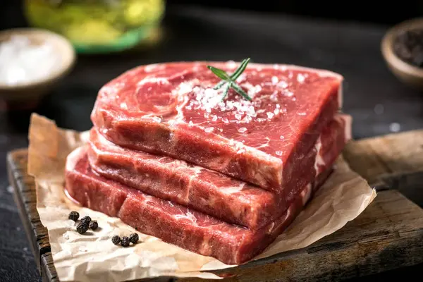 生肉图像 生牛肉图像 生肉图像 餐馆加工过的肉类图像 — 图库照片