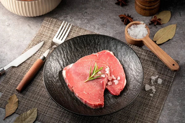 生肉の画像 生牛の画像 生豚の画像 レストランで加工された肉の画像 — ストック写真