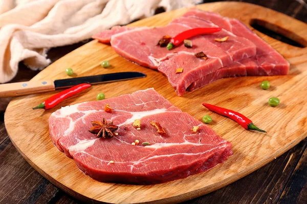 生肉の画像 生牛の画像 生豚の画像 レストランで加工された肉の画像 — ストック写真