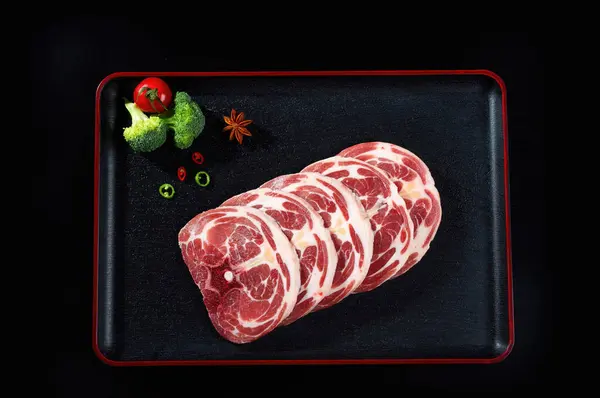 익지않는 고기의 이미지 익지않는 쇠고기의 이미지 익지않는 돼지의 이미지 대중음식점에서 — 스톡 사진
